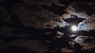 神秘的晚上天空完整的戏剧性的<strong>月亮</strong>云<strong>月亮</strong>光<strong>月亮</strong>